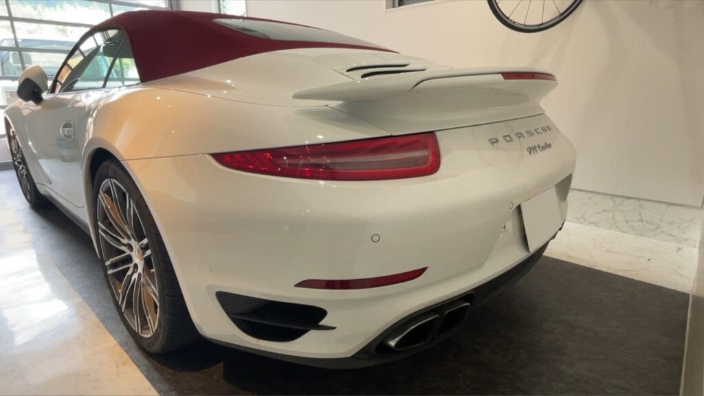 リアスポイラーは可動式